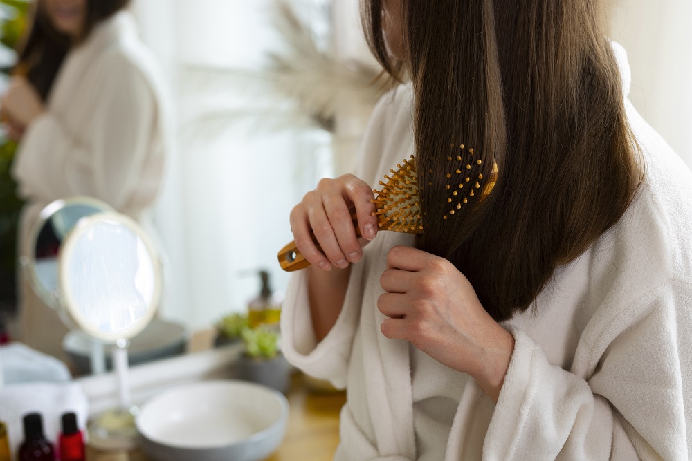 5 Cara Menyisir Rambut Agar Rapi dan Tampil Percaya Diri