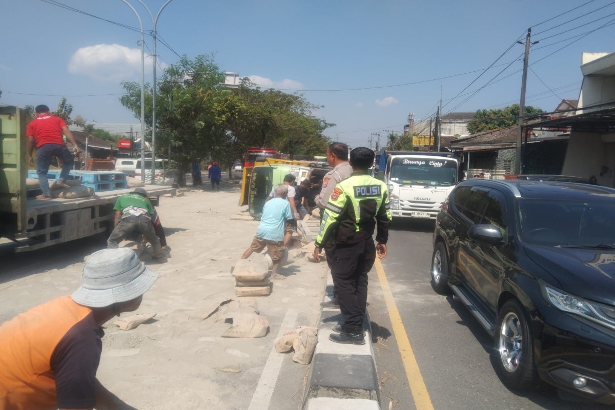 Truk Muatan Semen Terguling di Ring Road Selatan Bantul