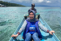 Menerjang Ombak dari Pulau ke Pulau, Dedikasi Mantri Perempuan BRI