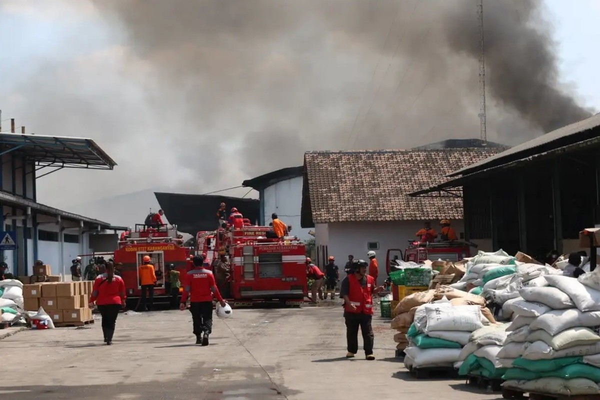 Pabrik Sandal Porto Karanganyar Terbakar, Kerugian Capai Rp10 Miliar