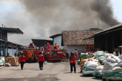 Pabrik Sandal Porto Karanganyar Terbakar, Kerugian Capai Rp10 Miliar