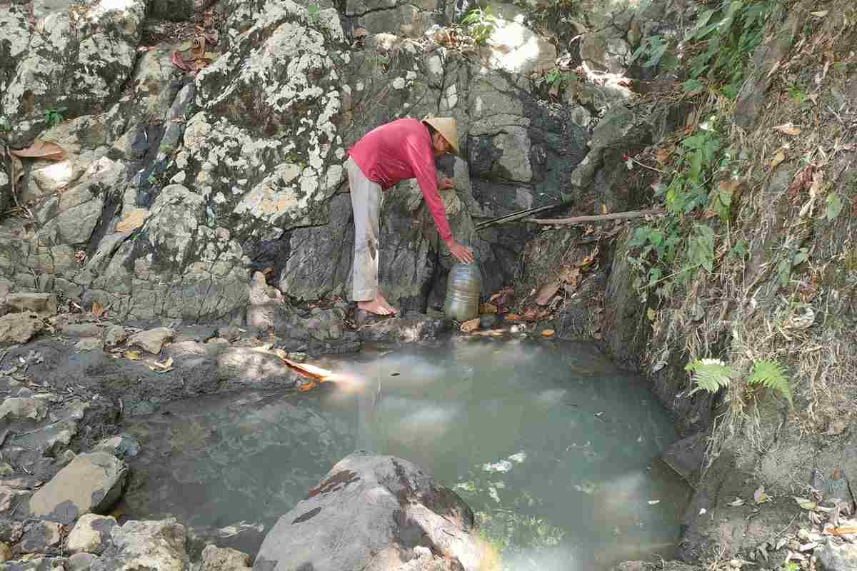 Air Tinggal Menetes, Warga Tepus Endapkan Air Keruh untuk Mandi