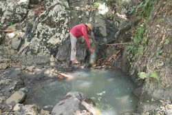 Air Tinggal Menetes, Warga Tepus Endapkan Air Keruh untuk Mandi