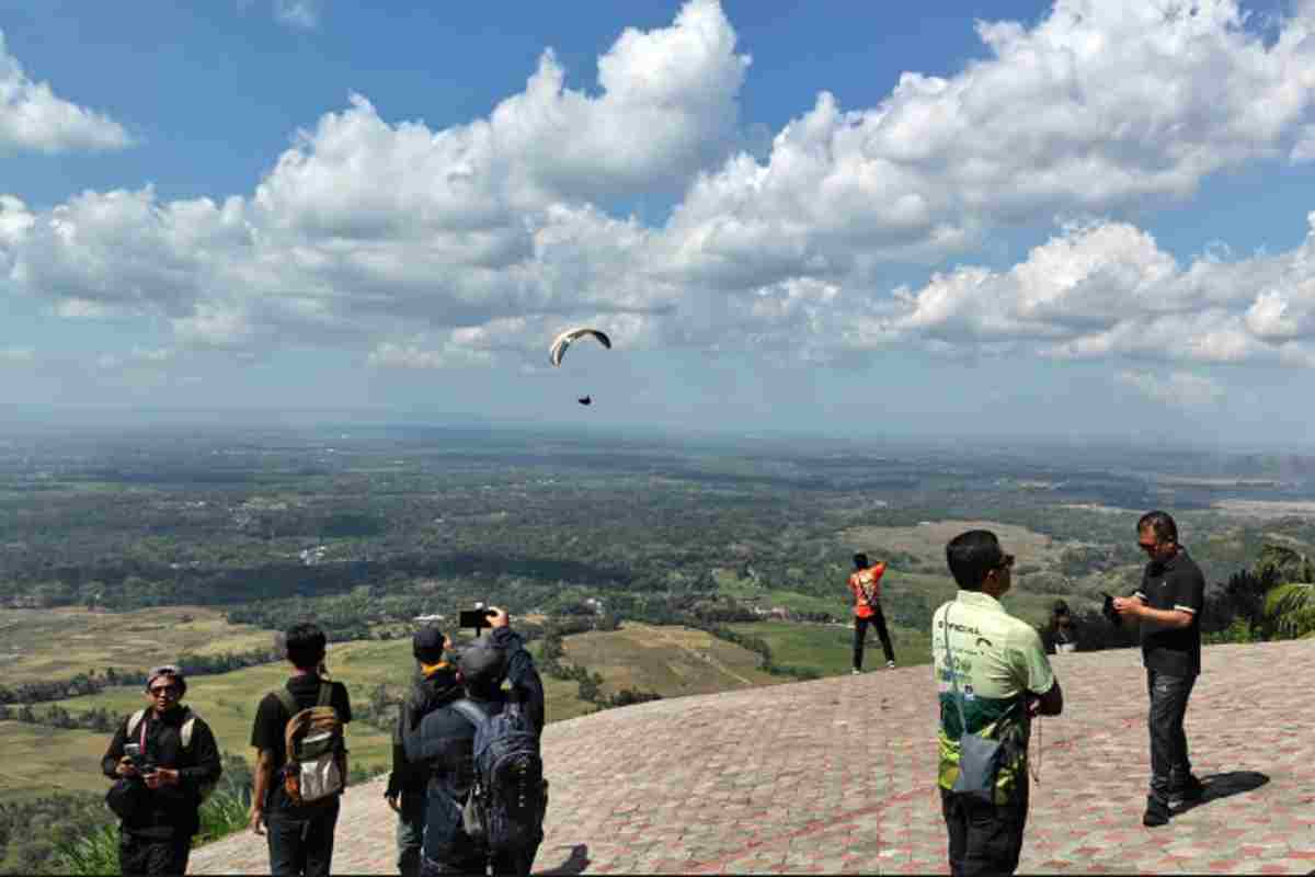 Paralayang Giri Sembung Diserbu Wisatawan Meski Baru Sebulan