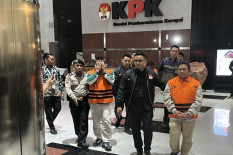 KPK Bawa 3 Koper Dokumen dari Kantor CV DKK di Lombok Barat