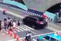 Alphard Bundaran HI Dikendarai Polisi Berpelat Palsu, Hanya Ditilang