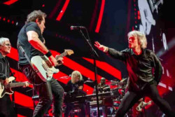 Jon Bon Jovi Hentikan Konser di Tengah Jalan karena Sakit