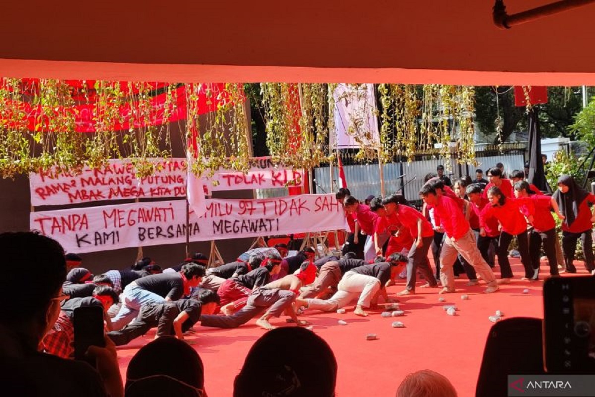 Aksi Teatrikal Warnai Peringatan 30 Tahun Kudatuli di Kantor PDIP