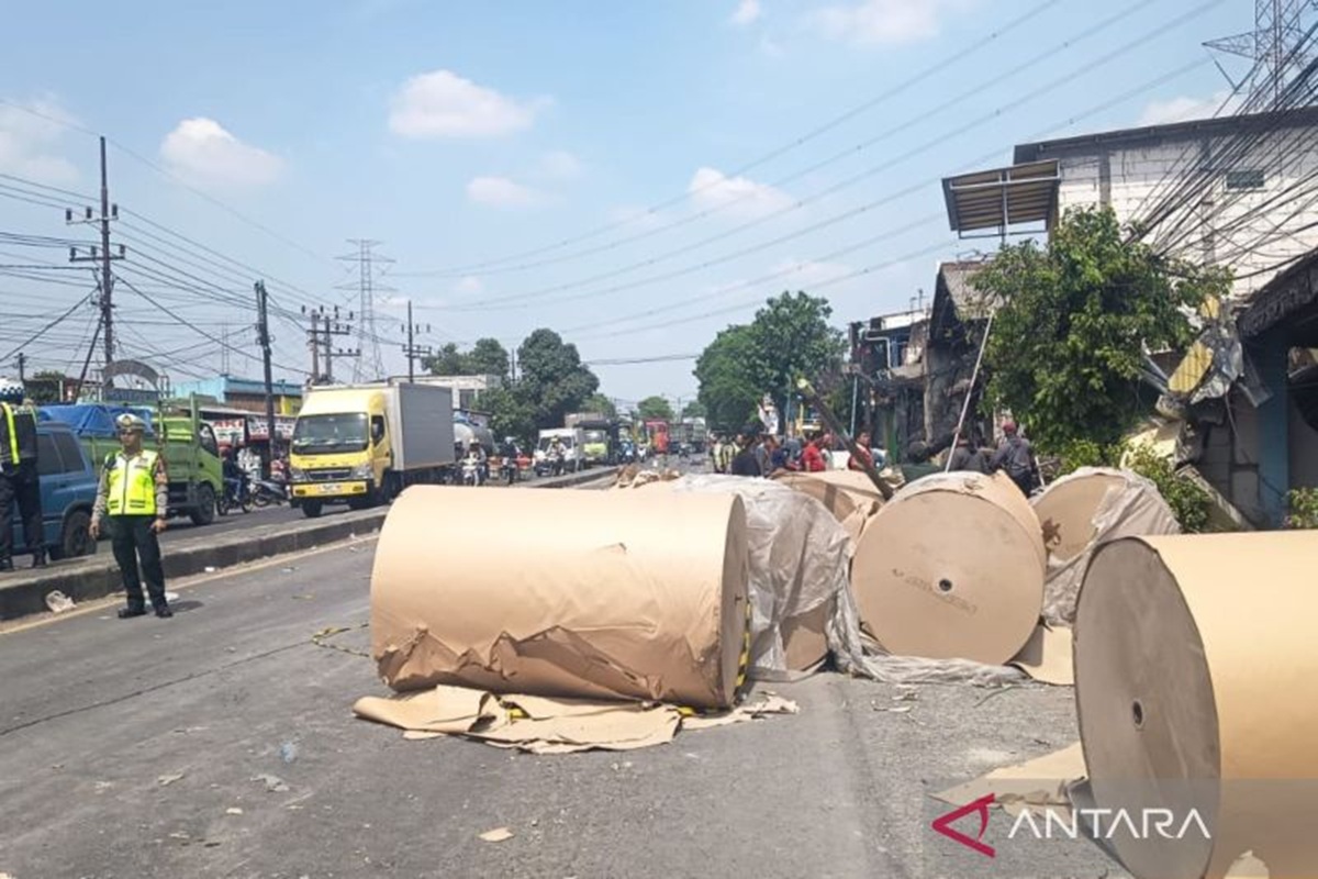 Truk Muatan Kertas Tabrak Kendaraan dan Rumah, Empat Orang Tewas