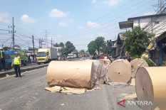 Truk Muatan Kertas Tabrak Kendaraan dan Rumah, Empat Orang Tewas