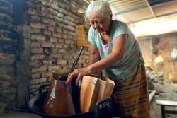 Mbah Rabikem 40 Tahun Merawat Jenang Upih Khas Sleman