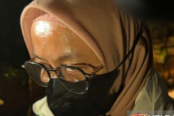 Istri Bupati Pemalang Tiba di KPK Usai OTT, Datang dengan Bus