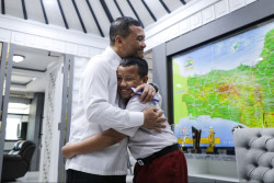 Ahmad Luthfi Hadiahi Laptop Siswa SD Peraih Pengakuan NASA