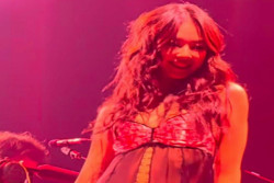 Jennie BLACKPINK di Konser Tame Impala, Busana Transparan Disorot
