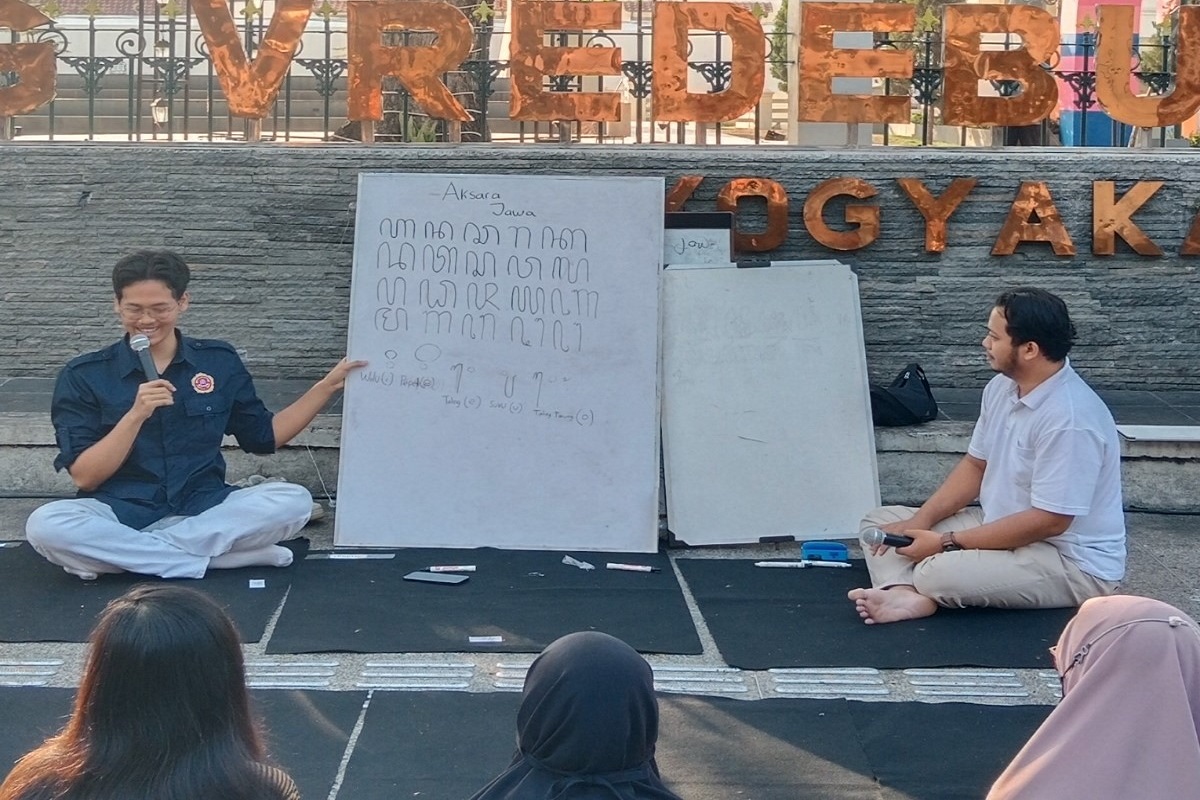 Wayah Dalem HB X Ajak Generasi Muda Dekat dengan Aksara Jawa