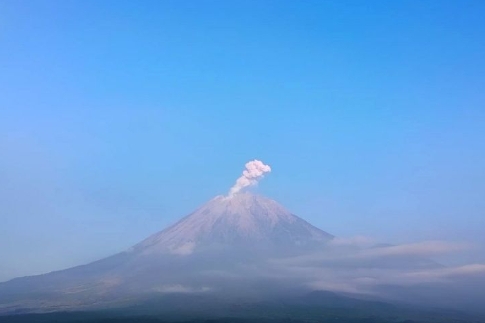 Gunung Semeru Erupsi 5 Kali, Letusan Tertinggi Capai 700 Meter