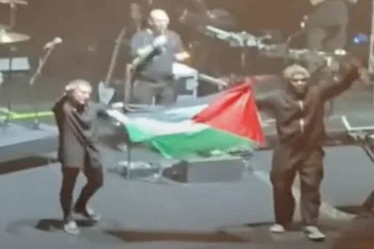 Kibarkan Bendera Palestina, Personel Massive Attack Diperiksa Polisi