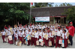 Tzu Chi Sinar Mas dan Paguyuban Sinar Mas Bantu 71 Siswa SDN Kenteng 2