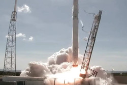 Sisa Roket SpaceX Hantam Bulan, Ilmuwan Cari Kawah Baru