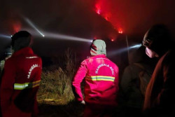Tim Gabungan Berjibaku Padamkan Api di Bromo