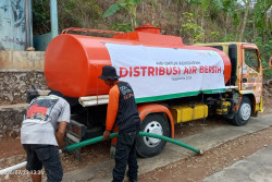 Dampak Kemarau, Dompet Dhuafa Distribusikan Air Bersih di Gunungkidul