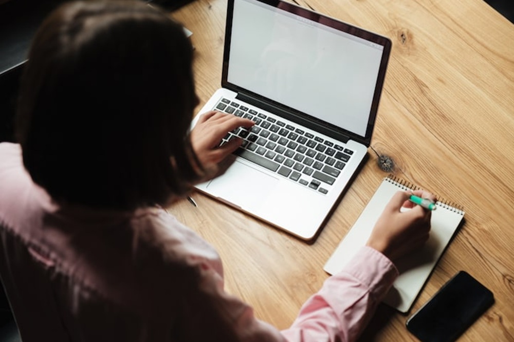 Cara Mengecas Laptop Tanpa Charger Bawaan Saat Darurat