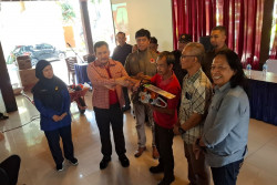 Politisi PDIP Eko Suwanto Serahkan 13 Peralatan Tangguh Bencana