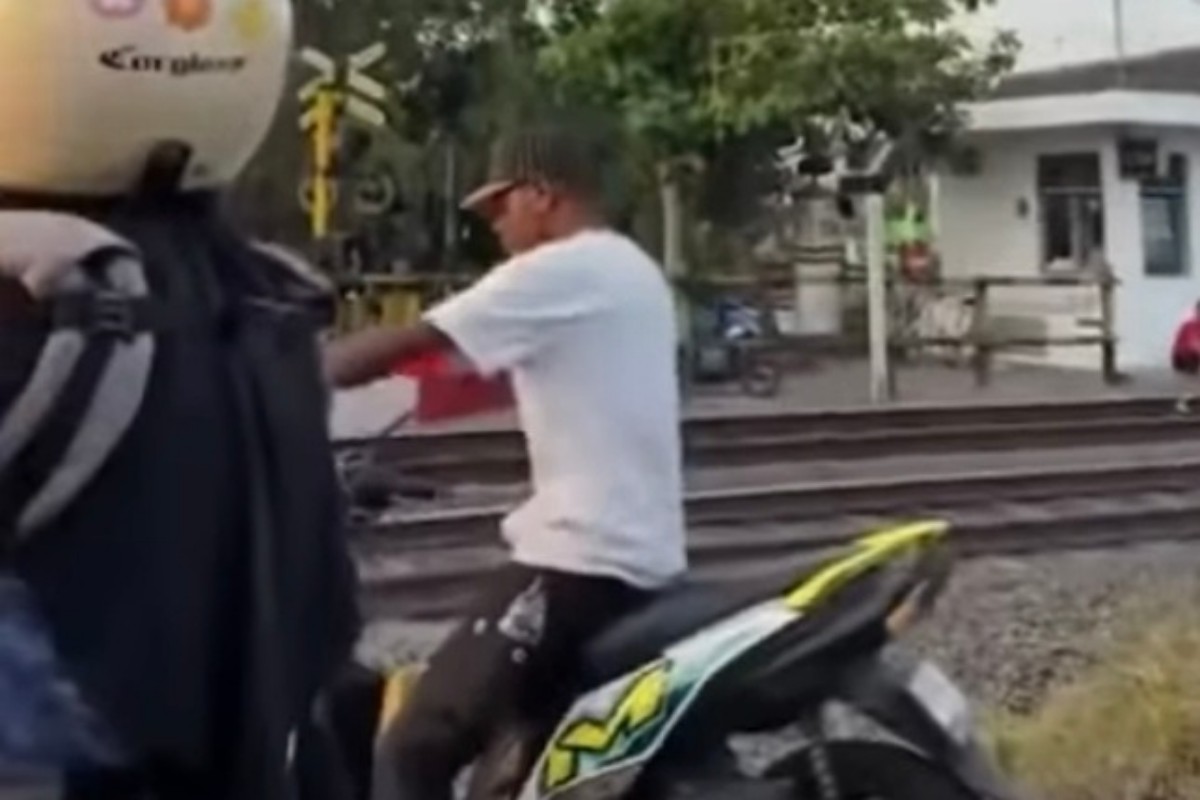 Pria Berinisial S Rusak Palang Pintu KA dan Tantang Petugas di Sleman