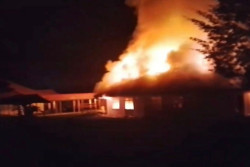 Protes Dana Desa, Kantor Bupati Puncak Papua Dibakar Massa