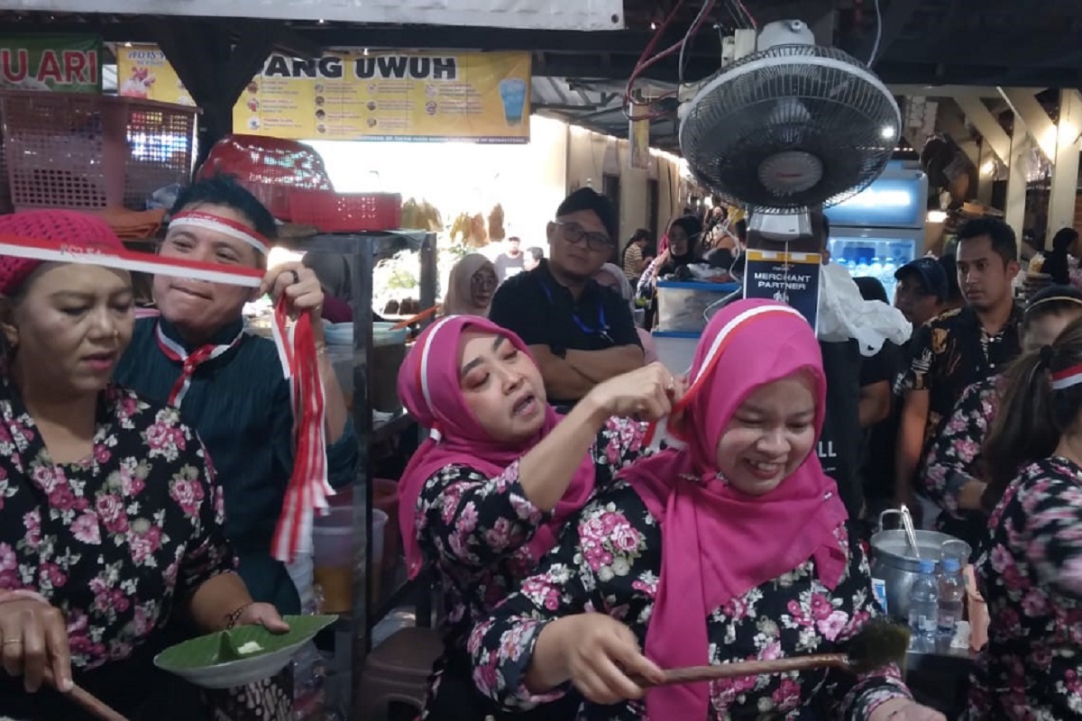 Merah Putih Warnai Pasar Ngasem, Wisatawan Dapat Jenang Gratis