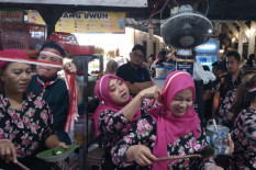 Merah Putih Warnai Pasar Ngasem, Wisatawan Dapat Jenang Gratis
