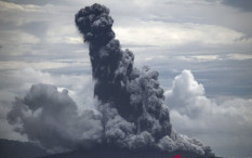 Gunung Anak Krakatau Meletus 8 Kali, Lava Pijar Kembali Muncul
