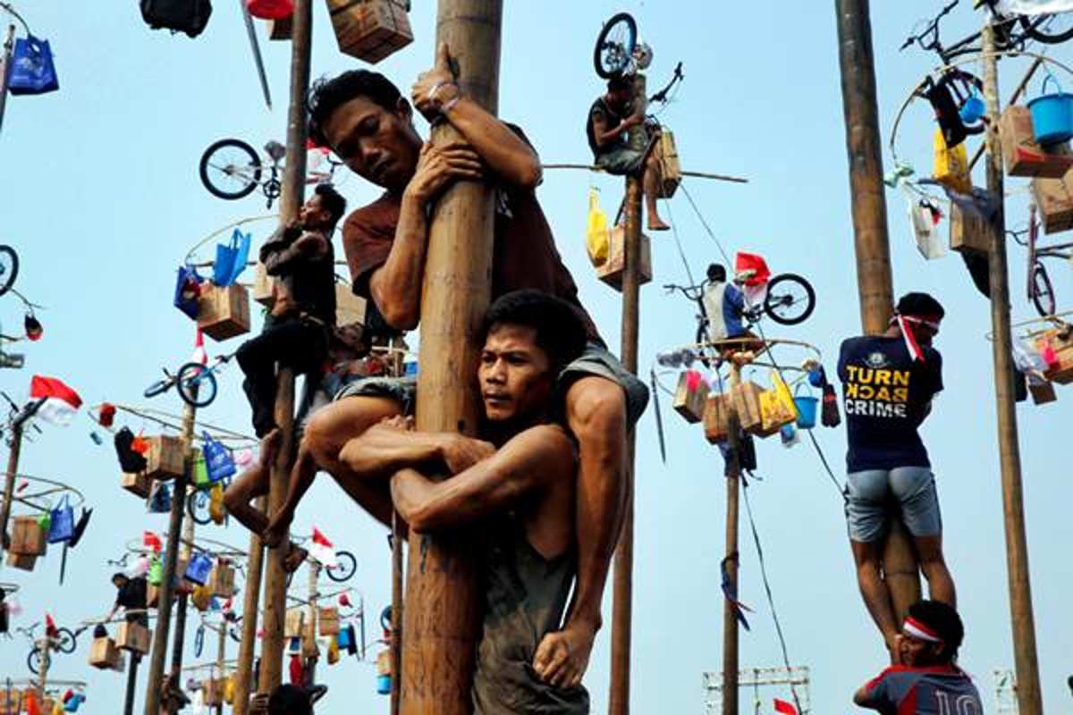 Panjat Pinang: Dari Hiburan Zaman Belanda hingga Simbol Gotong Royong
