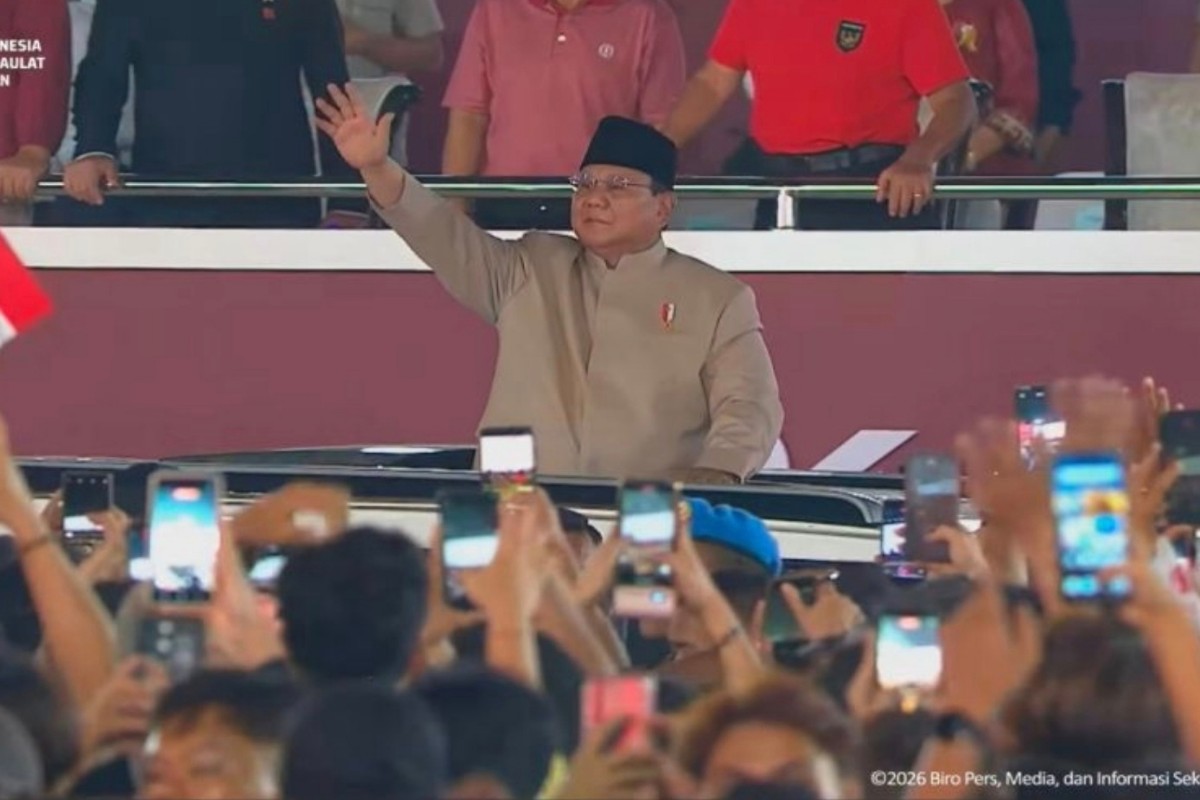 Prabowo Sapa Puluhan Ribu Warga Monas dari Atas Maung Limousine