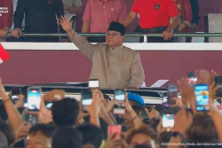 Prabowo Sapa Puluhan Ribu Warga Monas dari Atas Maung Limousine