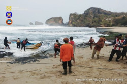 Gelombang Tinggi, 3 Perahu Nelayan Tenggelam Diterjang Ombak