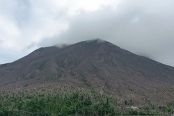 Asap Gunung Raung Bukan Erupsi, Badan Geologi Ungkap Penyebabnya