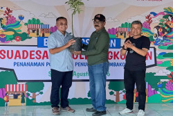 PGN Tanam Ratusan Pohon dan Gelar Sembako Murah untuk Korban NTT