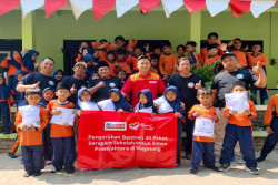 Gandeng PGMM Magelang, Alfamart Salurkan 40 Paket Seragam Sekolah