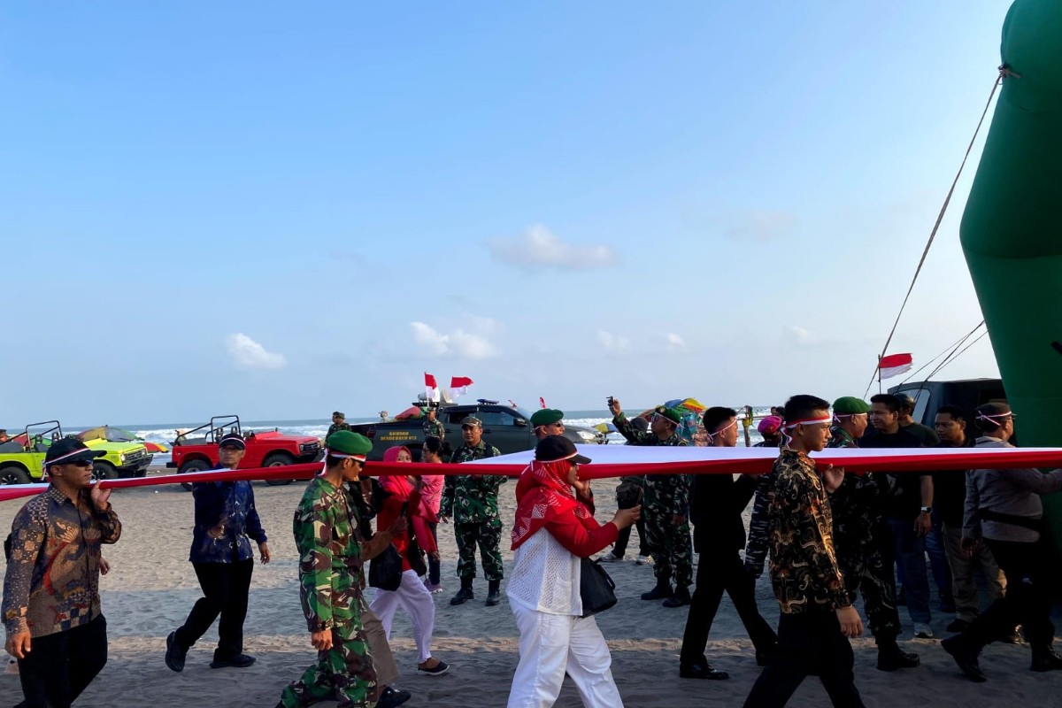 Merah Putih 481 Meter Membentang di Pantai Parangtritis Bantul