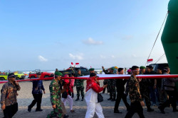 Merah Putih 481 Meter Membentang di Pantai Parangtritis Bantul