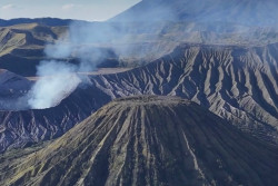 Bromo Kembali Dibuka, Menpar Ingatkan Wisatawan Jaga Kelestarian