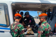TNI dan BNPB Evakuasi Korban Gempa NTT dengan Helikopter dan Kapal