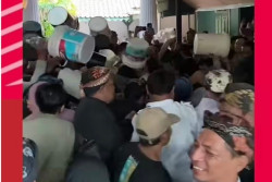 Viral Warga Berebut Air Bekas Cucian Pusaka di Keraton Kasepuhan Cirebon