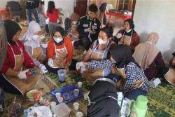Dukung Hilirisasi Bunga Telang, KWT Mawar Bunder Gunungkidul Dilatih Produksi Es Krim