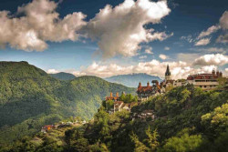 Alasan Bhutan Jadi Negara Paling Tenang: Alam dan Pariwisata Terjaga