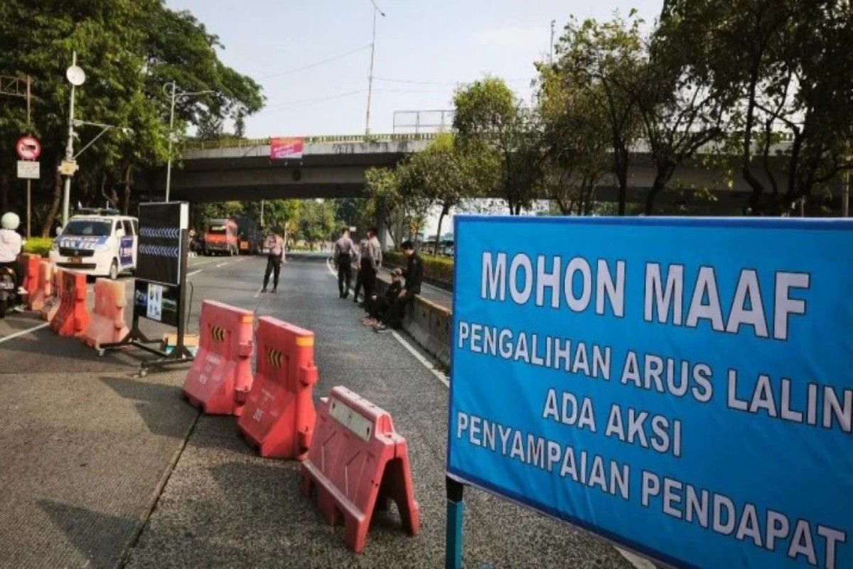 Demo 27 Agustus, Kendaraan Taktis Bersiap di Kompleks DPR