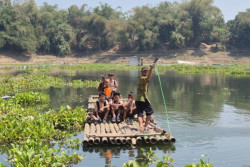 Puluhan Tahun Anak Kampung Sadang Sekolah Naik Rakit