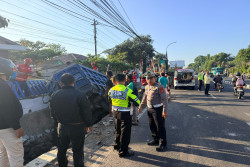 Truk Dump Kecelakaan di Jalan Magelang Sleman, 2 Orang Luka