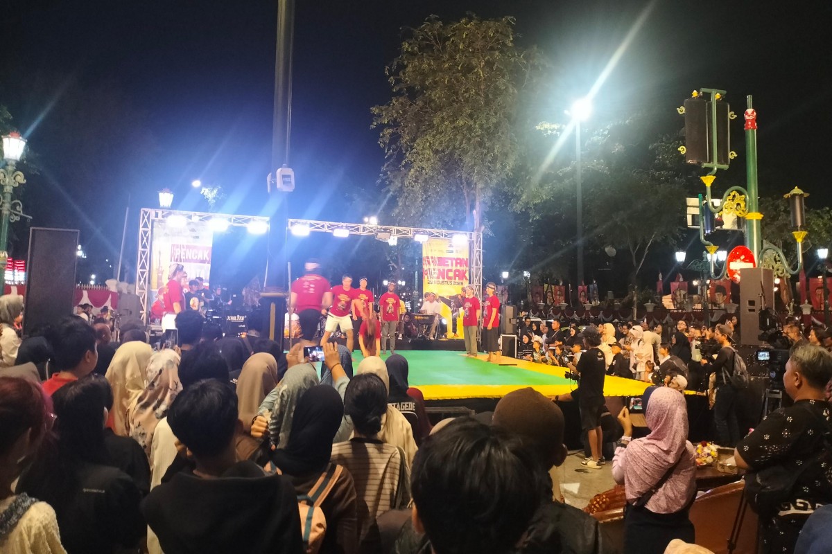 Ribuan Wisatawan Saksikan Sabetan Pencak 4 Jam di Titik Nol Jogja